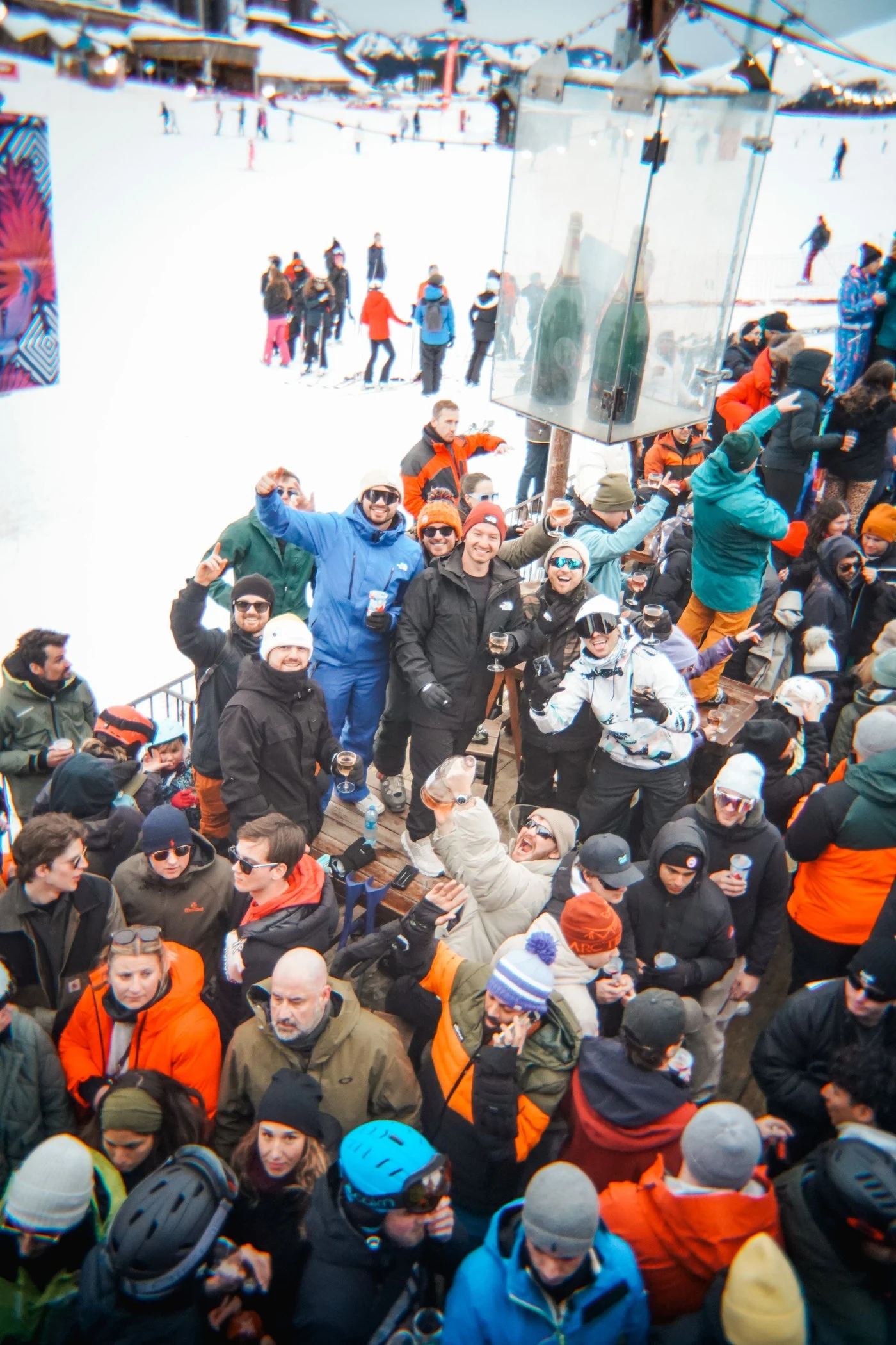 The crowd and atmosphere at the 2026 après-ski celebration.